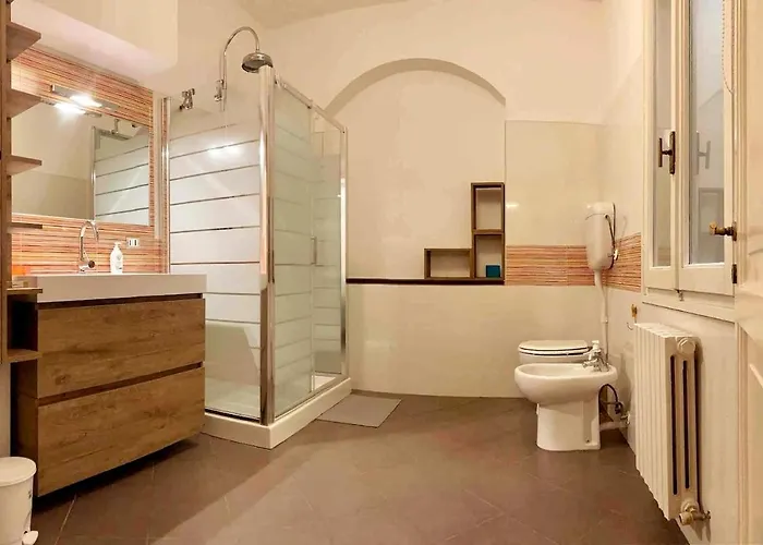 Garisenda Family شقة