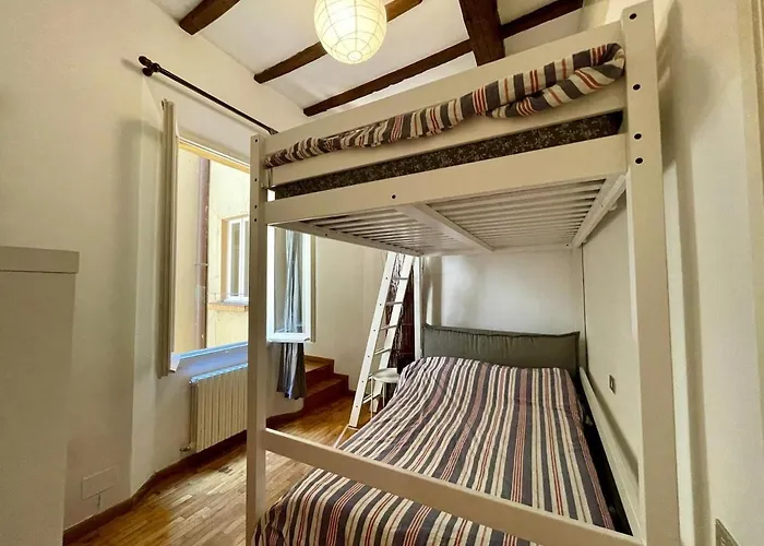 Garisenda Family شقة